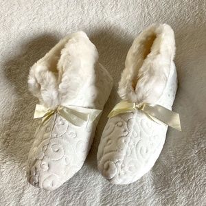 Cream Quilted Bootie Pull on Slippers for women - Size 8- 9 ( Large)